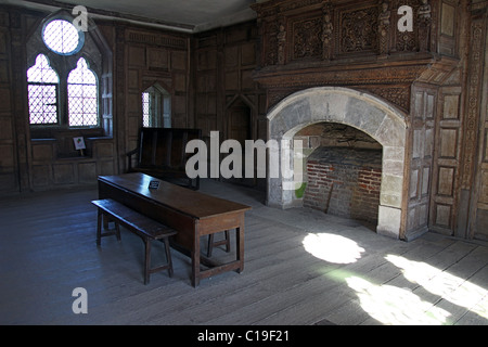 Cheminée ouverte et décoratives à l'intérieur de la fenêtre de la grande salle au château de Stokesay, Shropshire, England, UK
