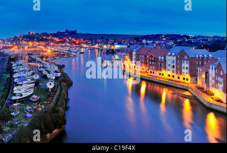 WHITBY, NORTH YORKSHIRE, Royaume-Uni - 17 MARS 2010 : Whitby Harbour de nuit Banque D'Images