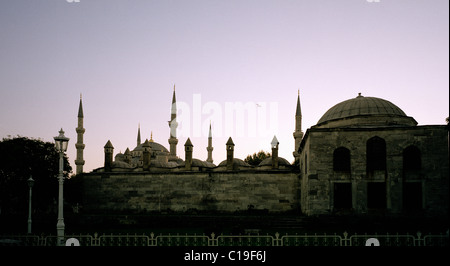 Les minarets de la Mosquée Bleue à Istanbul en Turquie. Banque D'Images