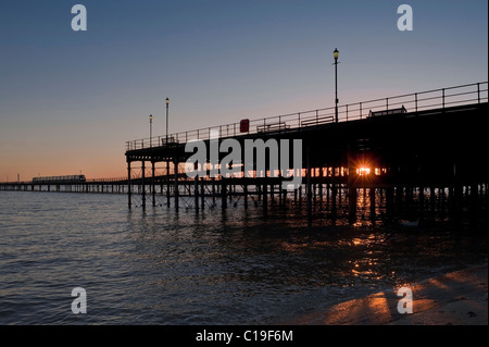 SOUTHEND-ON-SEA, ESSEX, Royaume-Uni - 09 JANVIER 2011 : vue panoramique de Southend Pier au crépuscule Banque D'Images