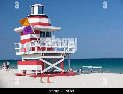 Style Art Deco lifeguard tower, South Point Park, Miami Beach, Floride, USA.