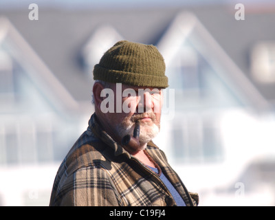 Grumpy Old man avec un tuyau, UK Banque D'Images