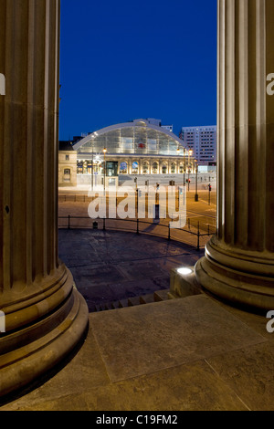 La gare de Lime Street et la passerelle, le centre-ville de Liverpool, Merseyside, Royaume-Uni Banque D'Images