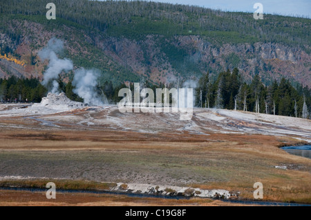 Geyser Hill, Views from Old Faithful Inn,Piscines,Mudpots,sulfureuse,fumerolles, Yellowstone National Park, Wyoming, USA Banque D'Images