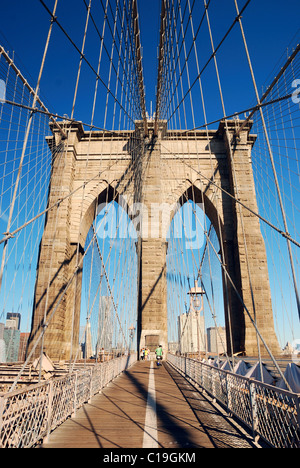 New York City Pont de Brooklyn à Manhattan libre avec des gratte-ciel et sur les toits de la ville sur le fleuve Hudson. Banque D'Images