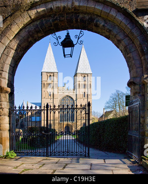 Southwell Minster en Bretagne avec une rare poivrière towers vue à travers la porte d'entrée de style roman Banque D'Images