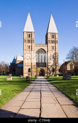 Southwell Minster dans l'approche de Bretagne avec ses tours romanes poivrière unique en Grande-Bretagne Banque D'Images