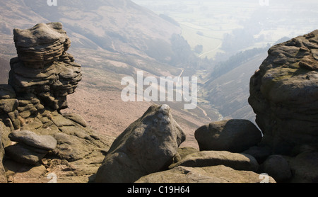 La Tor de pierres vieillies donnant sur Grindsbrook sur Kinder du scoutisme dans la Edale Derbyshire Peak District Banque D'Images