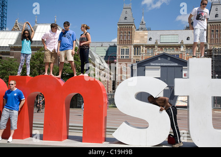 Les gens d'escalade sur de grandes sculptures alphabétique. Nouveau Rijksmuseum bâtiment dans la place du musée. Amsterdam. Aux Pays-Bas. Banque D'Images