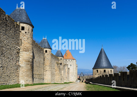 Les murs intérieurs à proximité de la porte Narbonnaise dans la ville médiévale (CITE) de Carcassonne, Languedoc, France Banque D'Images