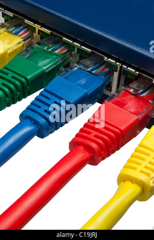Multi Colored Câbles réseau connecté au routeur isolé sur fond blanc Banque D'Images