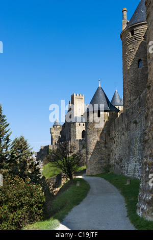 Les murs à l'extérieur de la porte de l'Aude et château comtal de la cité médiévale fortifiée (CITE) de Carcassonne, Languedoc, France Banque D'Images