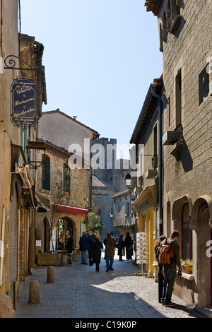 Rue Saint Louis en regardant vers la Basilique St Nazaire à la cité médiévale fortifiée (CITE) de Carcassonne, Languedoc, France Banque D'Images