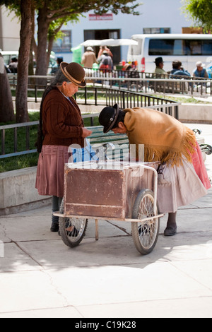 Personnes âgées femmes boliviennes habillés en vêtements typiques avec bowler hats, Huari, la Bolivie, l'Amérique du Sud. Banque D'Images