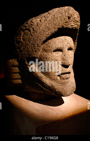 Sculpture en pierre de la tête d'un Chevalier de l'Aigle aztèque Musée du Templo Mayor, Mexico Banque D'Images