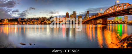 Portland Oregon Downtown Skyline At Night Panorama 2 Banque D'Images