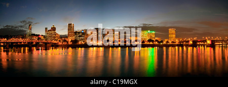 Portland Oregon Downtown Skyline At Night Panorama Banque D'Images