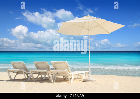 Caribbean Beach parasol parapluie blanc et hamacs mer turquoise Banque D'Images