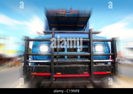 Grunge de vieux camion sous un ciel bleu Banque D'Images