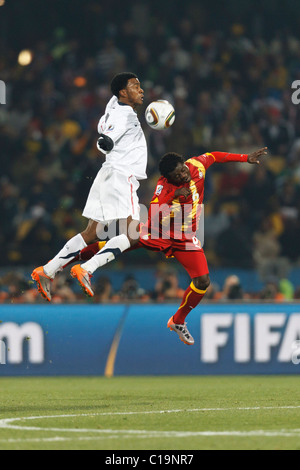 Robbie Findley du United States (l) et Anthony Annan du Ghana (r) aller pour le bal au cours d'une Coupe du Monde FIFA R16 match. Banque D'Images