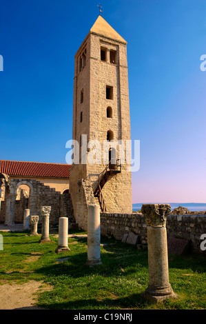 Le Clocher de style médiéval et piliers de l'église de St Jean l'Evengelist. L''île de Rab, Craotia Banque D'Images