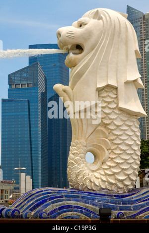 Statue du Merlion dans le parc par la rivière Singapour Banque D'Images