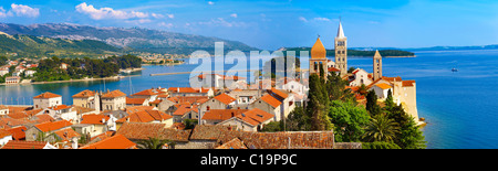 Vue depuis St John Church tower sur la cité médiévale de toits de la ville de Rab . L''île de Rab, Craotia Banque D'Images