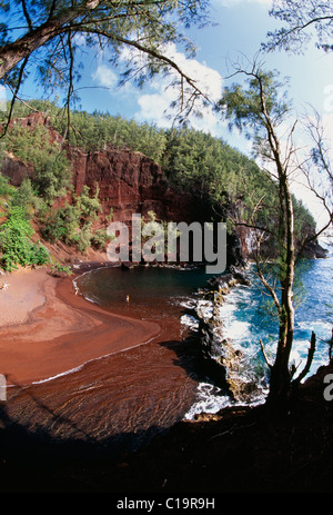 Plage de sable rouge, Kaihalulu, Hana Maui Banque D'Images