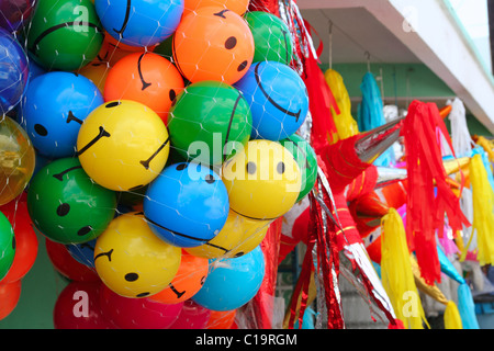 Smiley coloré et boules de pinata parti au mexique du marché Banque D'Images