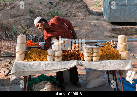 L'homme musulman indien indien vente de friandises et grignotines frites au marché. L'Andhra Pradesh, Inde Banque D'Images