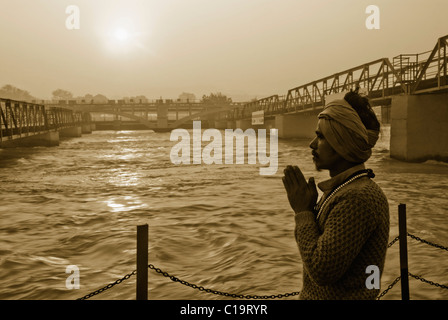 Homme qui prie à une rivière, Gange, Haridwar, Uttarakhand, Inde Banque D'Images