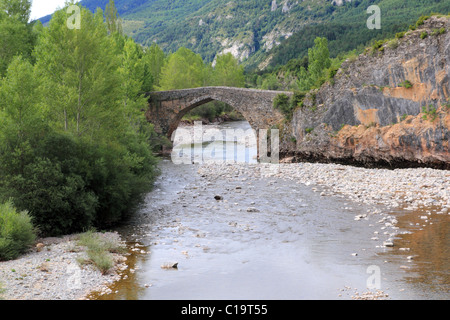 Arch pont de pierre à Hecho Huesca Pyrénées romanes village Espagne Banque D'Images