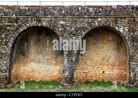 Château fort mur dans le village d'Ainsa Aragon Pyrénées Huesca Espagne Banque D'Images