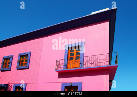 Façade de maison rose mexicain détail porte en bois Banque D'Images