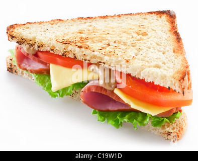 Sandwich au jambon et légumes sur fond blanc Banque D'Images