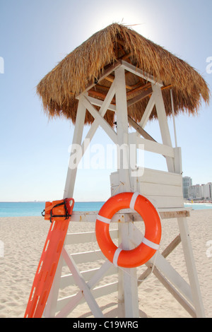 Toit ouvrant de Baywatch Caraïbes beach hut bois et toit d'herbe séchée Banque D'Images