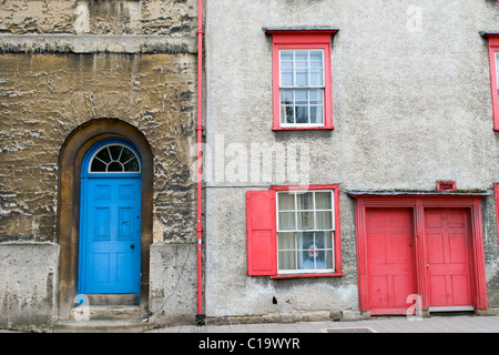 Peint en rouge et bleu/Portes et fenêtres de maisons à Oxford Banque D'Images