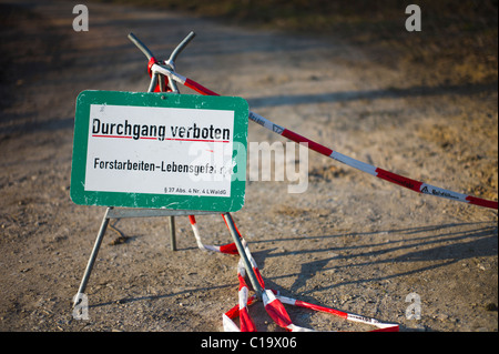 Panneau d'avertissement forestière allemande Karlsruhe Allemagne pas de danger d'entrée Banque D'Images