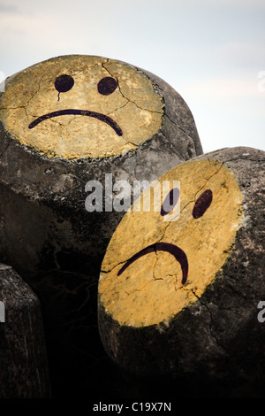 Close up detail de deux smileys peint sur un rocher. Banque D'Images