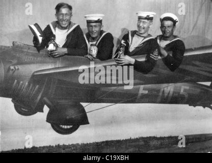 Quatre marins de la Marine royale britannique en permission de poser dans les avion modèle pensé pour être du HMS Aventure autour de 1936-1937 Banque D'Images