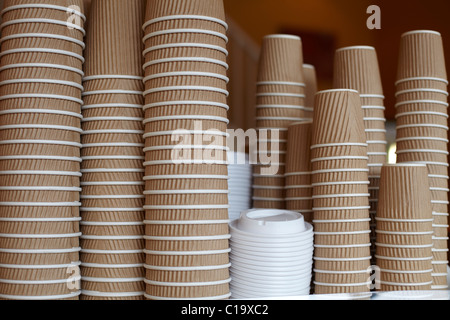 Tasses vides empilées dans un café Banque D'Images