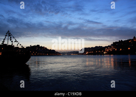 Vue de la rivière 'Douro' divisant Porto et Gaia villes à l'aube de jour dans le nord du Portugal. Banque D'Images