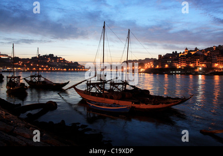 Vue de la rivière 'Douro' divisant Porto et Gaia villes à l'aube de jour dans le nord du Portugal. Banque D'Images