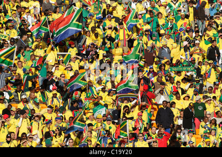 Les partisans de l'Afrique du Sud le pack est au match d'ouverture de la Coupe du Monde 2010 entre l'Afrique du Sud et le Mexique. Banque D'Images