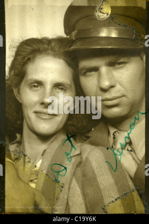 Photobooth portrait de couple dans le milieu des années 40, époque de la DEUXIÈME GUERRE MONDIALE L'homme de l'Indiana vétéran de l'armée Banque D'Images