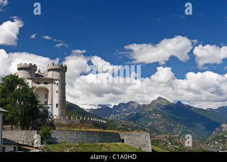 Vue d'été de la vallée d'Aoste à Aymavilles avec le château médiéval, Italie Banque D'Images