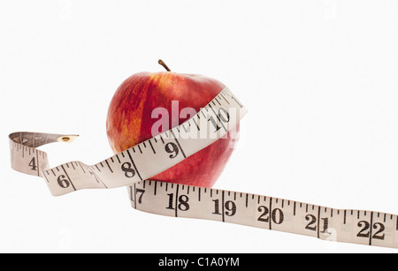 Close-up d'un ruban de mesure enroulée autour d'une pomme Banque D'Images