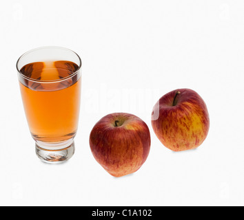 Close-up de pommes et un verre de jus de pomme Banque D'Images