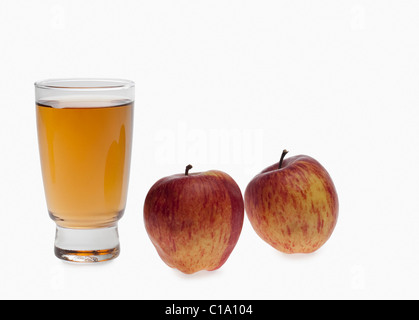 Close-up de pommes et un verre de jus de pomme Banque D'Images