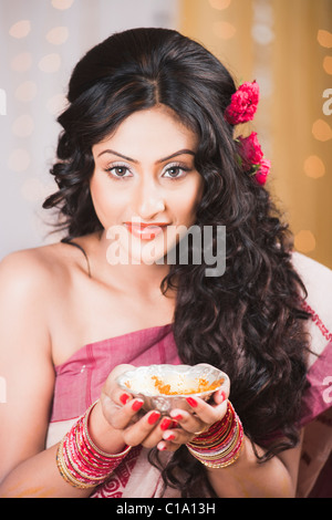 Portrait of a bride holding curcuma coller en robe traditionnelle Bengali Banque D'Images